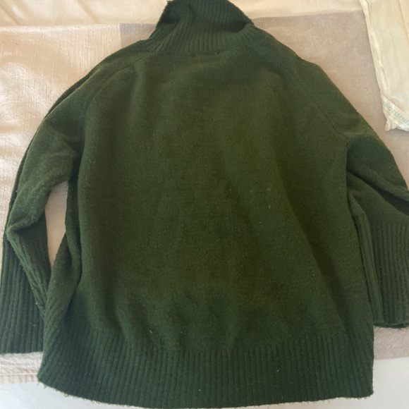 Oversized Dark Green Turtle Neck Sweater - Picture 4 of 4